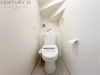 温水洗浄便座付トイレは温水洗浄機能により、暖かい水でおしりを洗浄することができ、冷たい水を使う従来の便座に比べ、温水洗浄機能で暖かいトイレを提供し、快適な使用を可能にします。