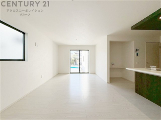 キッチン前のダイニングスペース　カウンターキッチンから料理の受け渡し等に便利です。ダイニングセットを置いても十分な広さを確保。