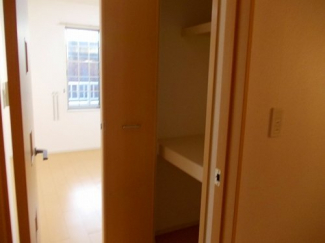 明るい色調の室内です