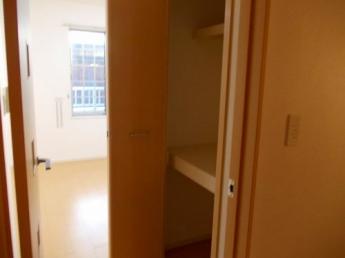 明るい色調の室内です