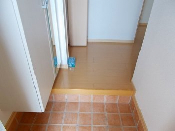 収納もある玄関です