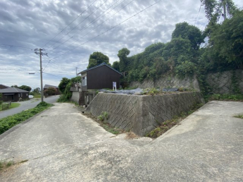 道路の角から敷地を臨む