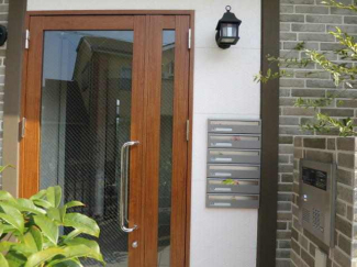 玄関はモニター付きオートロック