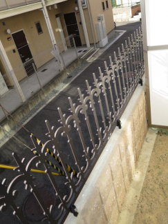 歩道より高いところにお部屋があるので、外からの視線も気になり