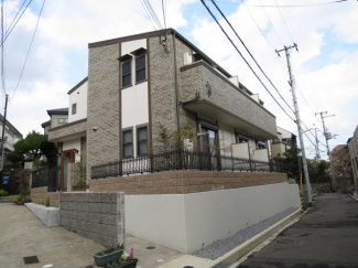 歩道よりも目線が高くなっているので、１階でも安心