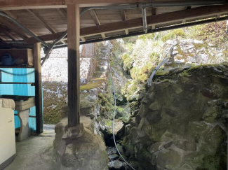 沢水の流れ込み