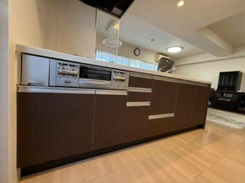 料理中も空間の広さを感じられるキッチンです