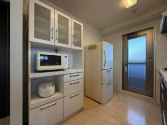 家電や収納を置きやすいキッチン背面スペース