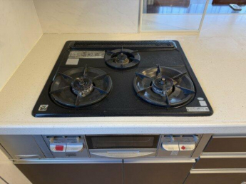 リビングを見渡せる配置のキッチン。 三口ガスコンロ