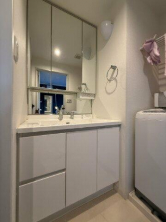 身支度に使いやすい独立洗面台