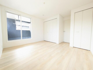 洋室にはクローゼットを完備し、自由度の高い家具の配置が叶うシ