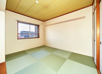 6帖和室はスクエアな琉球畳を使用しました