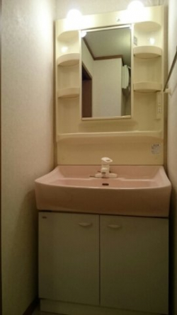 明るい洗面所です