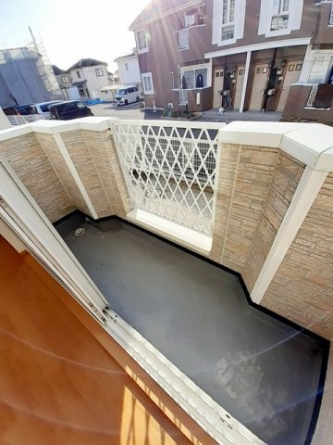 暖かな日差しのふりそそぐバルコニー