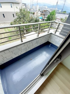 落ち着いた時間を過ごせるバルコニーです