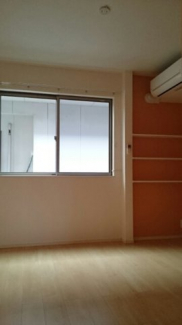 明るい色調の室内です