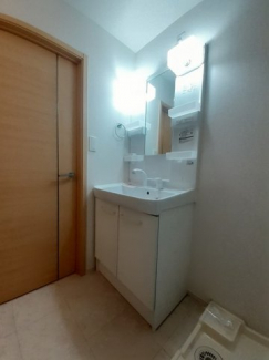 ゆったりとスペースのある洗面所