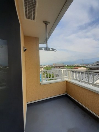 外からの目が気にならないバルコニーで洗濯物が干せます