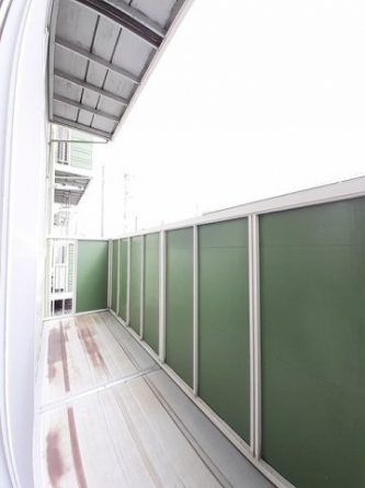 開放的で明るい空間を演出してくれるバルコニーです