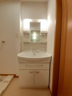 明るい洗面所です