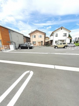 車をお持ちの方に嬉しい駐車場付きの物件です