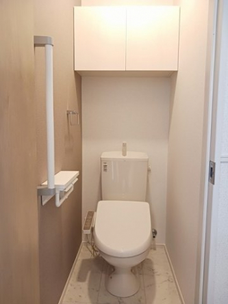 落ち着いた色調のトイレです