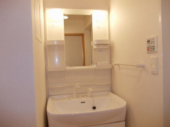 ゆったりとスペースのある洗面所