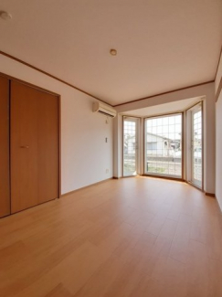 明るい色調の室内です