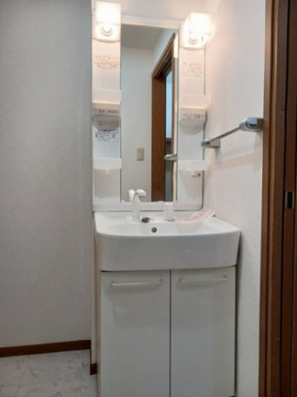 明るい洗面所です