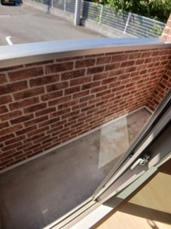 暖かな日差しのふりそそぐバルコニー