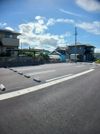 車をお持ちの方に嬉しい駐車場付きの物件です