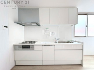 壁付けシステムキッチンはスペースの最大限の有効活用が可能で、動線がスムーズになり調理や準備が快適で効率的に行えます。収納スペースや吊り戸棚が設けられ、調理器具や食器類をスマートに収納できます。