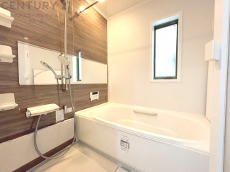 ユニットバスは省スペースでありながら、シンプルな設計と使いやすさを備え、簡便なメンテナンスが可能です。窓付きで換気にも便利です。またミラー・小物置き場もあり便利です。