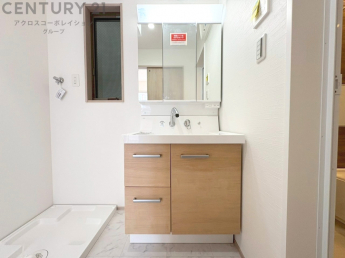 化粧品や洗顔料、歯ブラシなどの必需品をまとめて置ける収納スペースがあり、使用するたびに取り出す手間が省けます。また、水回りのため、濡れても大丈夫な素材が使用されており、お手入れが簡単です。