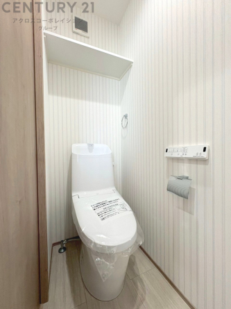 温水洗浄便座付トイレは温水洗浄機能により、暖かい水でおしりを洗浄することができ、冷たい水を使う従来の便座に比べ、温水洗浄機能で暖かいトイレを提供し、快適な使用を可能にします。