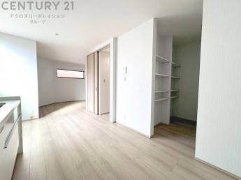 キッチン前のダイニングスペース。ダイニングセットを置いても十分な広さを確保。