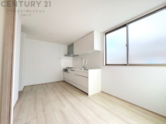 キッチン前のダイニングスペース。ダイニングセットを置いても十分な広さを確保。