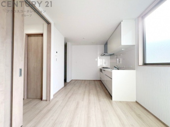 キッチン前のダイニングスペース。ダイニングセットを置いても十分な広さを確保。