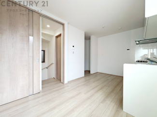 キッチン前のダイニングスペース。ダイニングセットを置いても十分な広さを確保。