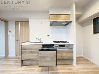 壁付けシステムキッチンはスペースの最大限の有効活用が可能で、動線がスムーズになり調理や準備が快適で効率的に行えます。収納スペースや吊り戸棚が設けられ、調理器具や食器類をスマートに収納できます。