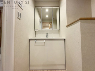 化粧品や洗顔料、歯ブラシなどの必需品をまとめて置ける収納スペースがあり、使用するたびに取り出す手間が省けます。また、水回りのため、濡れても大丈夫な素材が使用されており、お手入れが簡単です。