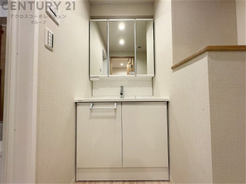 化粧品や洗顔料、歯ブラシなどの必需品をまとめて置ける収納スペースがあり、使用するたびに取り出す手間が省けます。また、水回りのため、濡れても大丈夫な素材が使用されており、お手入れが簡単です。