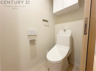 温水洗浄便座付トイレは温水洗浄機能により、暖かい水でおしりを洗浄することができ、冷たい水を使う従来の便座に比べ、温水洗浄機能で暖かいトイレを提供し、快適な使用を可能にします。