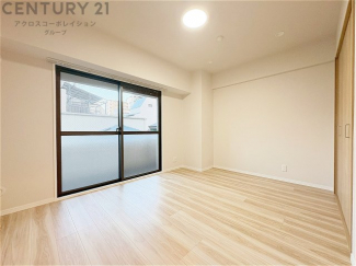 明るい色合いのフローリングとクロスを使用した洋室は家具やインテリアとも調和しやすく空間が広く感じられ開放感を生み出します。自然光を効果的に反射し、室内を明るく保つため、日中の照明使用を抑えられます。