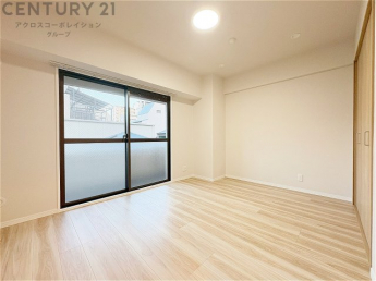 明るい色合いのフローリングとクロスを使用した洋室は家具やインテリアとも調和しやすく空間が広く感じられ開放感を生み出します。自然光を効果的に反射し、室内を明るく保つため、日中の照明使用を抑えられます。