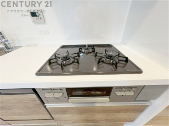 多数の調理器具を同時に使用でき、料理の効率化が可能。省エネで節約になり、様々な料理スタイルに適応できます。また、火力調整が独立しており、手入れや掃除もしやすく、今よりもっとお料理が楽しくなるかも。