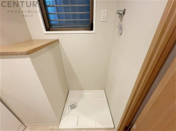 洗濯物の仕分け作業がしやすく、整理整頓が容易になります。洗濯音や湿気を他の部屋に持ち込まず、生活環境を快適に保ちます。上部を活用すれば収納スペースを確保でき洗剤や洗濯用品の整理もしやすくなります。