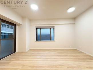 キッチン前のダイニングスペース。ダイニングセットを置いても十分な広さを確保。