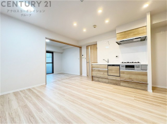 リビングダイニングは家族や友人とのコミュニケーションを楽しむ場所でくつろぎながら食事や会話を楽しめ、多目的に利用できリラックスできる空間です。家庭内の中心として機能し、快適な生活をサポートします。