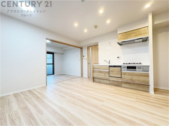 リビングダイニングは家族や友人とのコミュニケーションを楽しむ場所でくつろぎながら食事や会話を楽しめ、多目的に利用できリラックスできる空間です。家庭内の中心として機能し、快適な生活をサポートします。